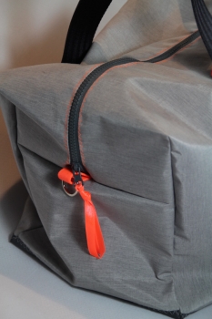 Sport und Reisetasche in grau mit 5 in neonorange